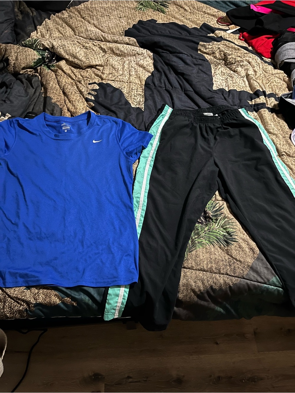 (2) EUC BUNDLE NIKE SIZE LARGE